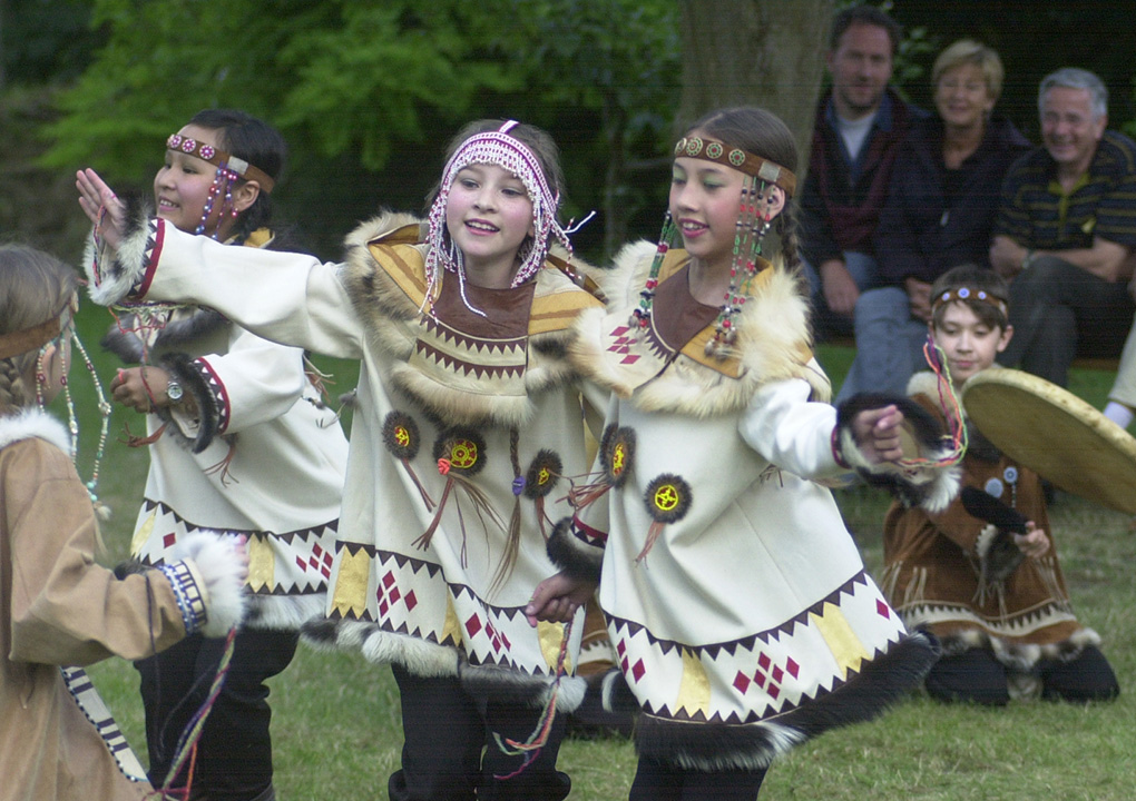 Tour of the ensemble Shkolnye Gody