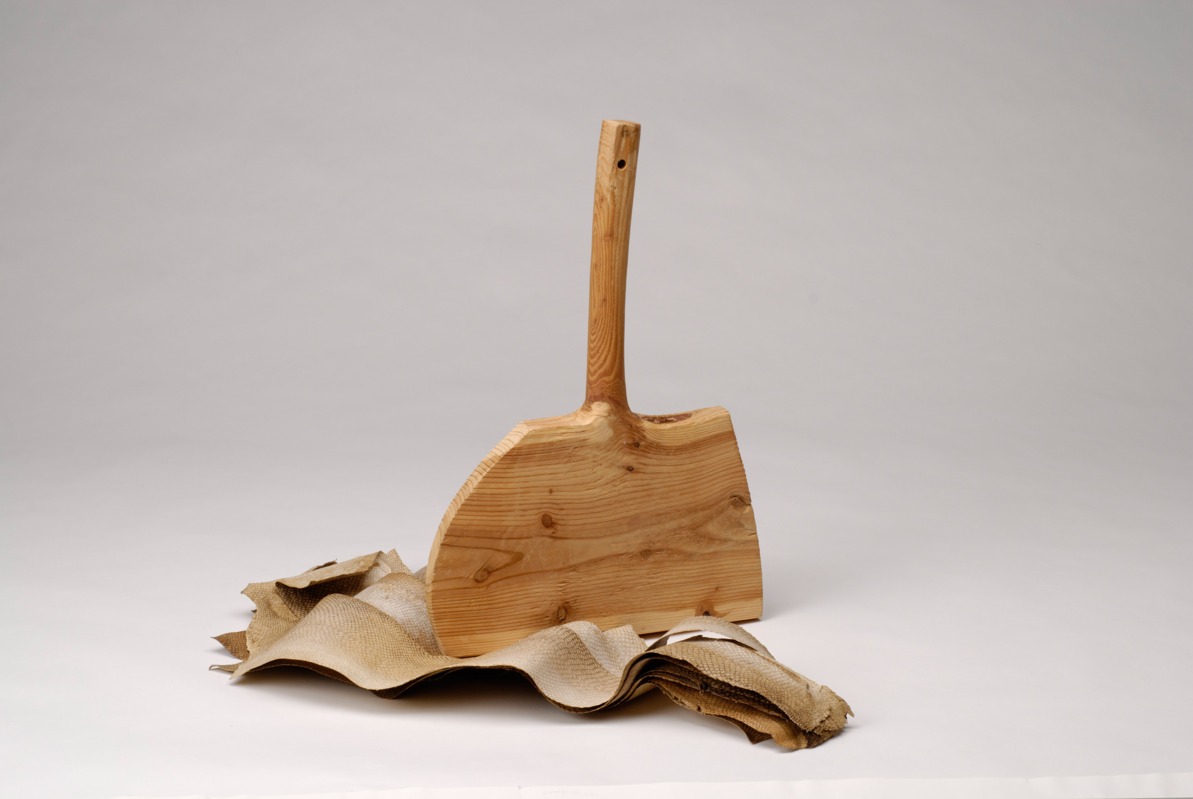 Anvil and hammer for the manufacture of fish skin