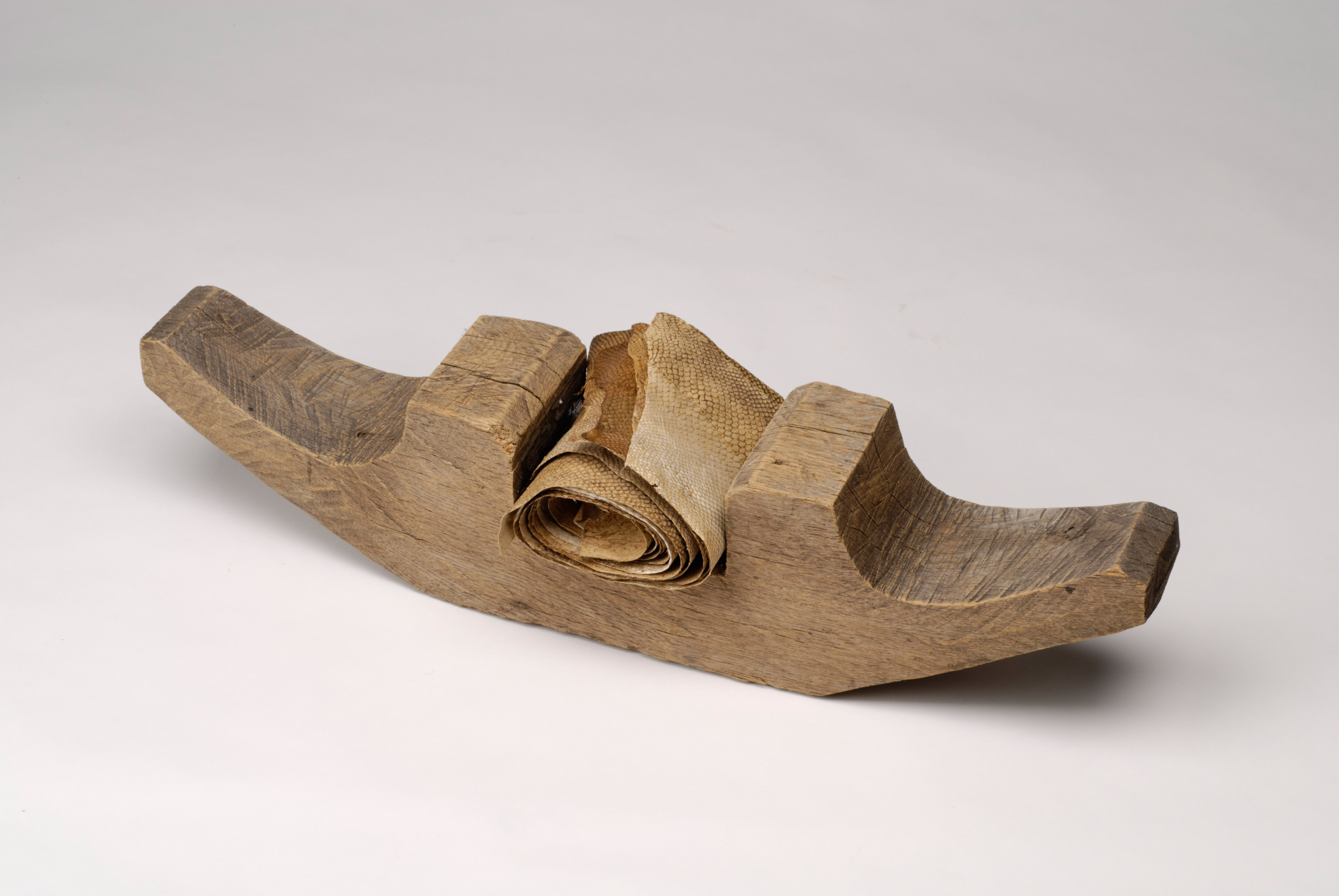 Anvil for the manufacture of fish skin